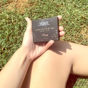 Anastasia Beverly Hills x Amrezy Highlighter